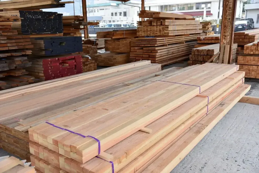 製材した木材が積まれた材木置き場